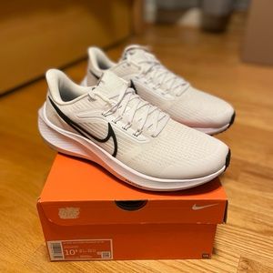 Nike Air Zoom Pegasus 39 TB- Women’s Size 10.5, White/Black-White